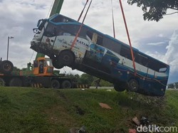 Bus Rombongan SMAN 1 Sidoarjo yang Kecelakaan di Tol Ngawi Dievakuasi