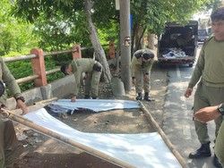 Puluhan Baliho Doyong di Surabaya Diturunkan Antisipasi Musim Hujan