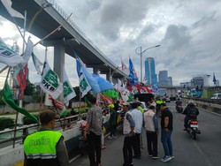 Panwascam Mampang Tertibkan Bendera Parpol yang Ganggu Lalin Flyover Kuningan