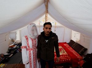 Potret Pernikahan Sederhana Warga Gaza di Pengungsian Potret Pernikahan Sederhana Warga Gaza di Pengungsian