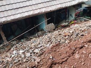 Tanah Longsor dan Pohon Tumbang di Cilegon, 2 Warga Terluka