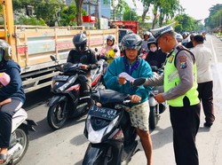 Aksi Simpatik Jombang Ajak Pengendara Tertib Agar Selamat di Jalan