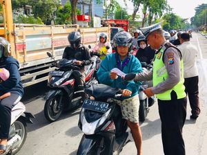 Aksi Simpatik Jombang Ajak Pengendara Tertib Agar Selamat di Jalan Aksi Simpatik Jombang Ajak Pengendara Tertib Agar Selamat di Jalan