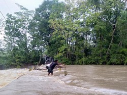 Puluhan Tahun Sering Terisolir, Warga Kedungwanglu Minta Jembatan Diperbaiki