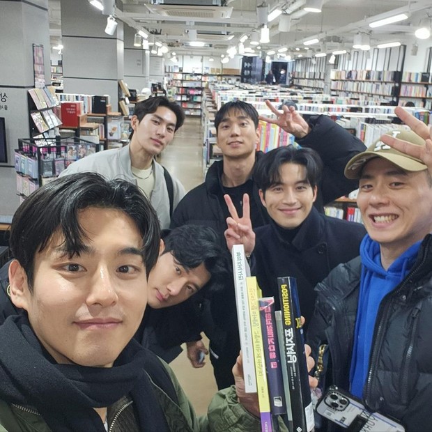 Potret kontestan laki-laki 'Single's Inferno 3' hangout bersama/ Foto: instagram.com/hiwonik Potret kontestan laki-laki 'Single's Inferno 3' hangout bersama