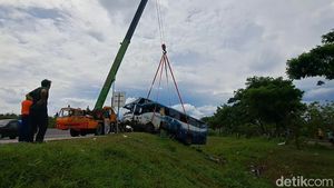 Proses Evakuasi Bus Rombongan SMAN 1 Sidoarjo yang Kecelakaan di Tol Ngawi