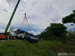 Proses Evakuasi Bus Rombongan SMAN 1 Sidoarjo yang Kecelakaan di Tol Ngawi Proses Evakuasi Bus Rombongan SMAN 1 Sidoarjo yang Kecelakaan di Tol Ngawi
