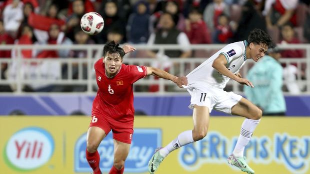 Vietnam's Nguyen Thanh Bini fights for the ball with Indonesia's Rafael William Struick, right, during the Asian Cup Group D soccer match between Vietnam and Indonesia at Abdullah Bin Khalifa Stadium in Doha, Qatar, Friday, Jan. 19, 2024. (AP Photo/Hussein Sayed)