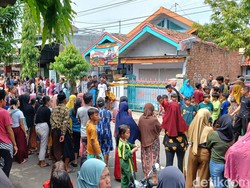 Warga Padati Rekontruksi Pembunuhan Ibu-Anak di Kota Pasuruan