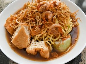 Resep Lontong Mie Berbumbu Petis yang Pedas Manis Resep Lontong Mie Berbumbu Petis yang Pedas Manis