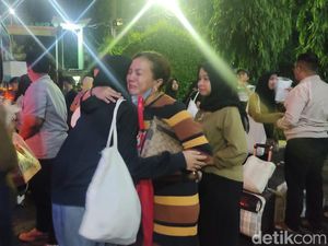 Rombongan Bus SMAN 1 Sidoarjo yang Selamat dari Laka Disambut Isak Tangis Rombongan Bus SMAN 1 Sidoarjo yang Selamat dari Laka Disambut Isak Tangis