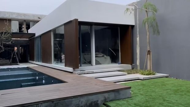 Rumah baru Mona Ratuliu dan Indra Brasco