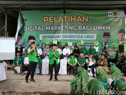 Sandiaga Disambati Warga Gresik: Kota Industri Tapi Banyak yang Belum Kerja