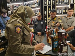 Satpol PP Surabaya Sita 40 Botol Miras dari 3 Toko yang Langgar Aturan Jual