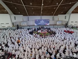 Atikoh Istigasah Bareng Muslimat NU Doakan Ganjar-Mahfud Md di Surabaya