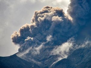 Gunung Marapi Erupsi, Bandara Minangkabau Ditutup Sementara