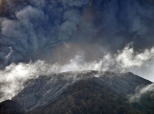 Gunung Marapi Semburkan Abu Vulkanik