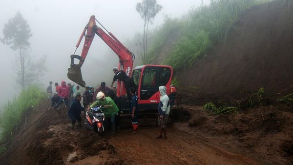 Jalur Wisata Solo-Selo-Borobudur Longsor