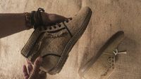 Keren! Karung Goni Disulap Jadi Sepatu dan Topi