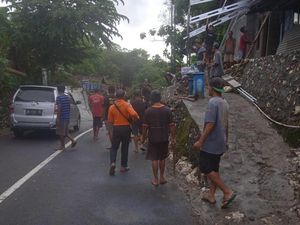 Talut Rumah Warga di Gunungkidul Longsor, Sebagian Jalan ke Baron Tertutup