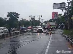 Bruk! Tiang Lampu Jalan Jogja-Solo di Ceper Ambruk, Lalin Sempat Macet