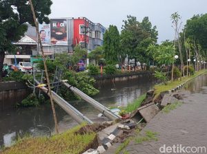 Tiang Listrik Kampus UPN Jatim Roboh Imbas Angin Kencang, Listrik Mati 2 Jam Tiang Listrik Kampus UPN Jatim Roboh Imbas Angin Kencang, Listrik Mati 2 Jam