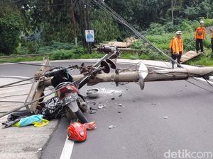 2 Tiang Listrik Roboh Timpa Pemotor di Cadas Pangeran Sumedang 2 Tiang Listrik Roboh Timpa Pemotor di Cadas Pangeran Sumedang
