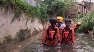 Tim SAR Cari Bocah yang Hanyut di Selokan saat Hujan Deras