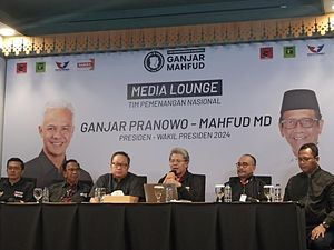 TPN Pertimbangkan Lapor ke Bawaslu soal Beras Bulog Ditempel Stiker Paslon 02 TPN Pertimbangkan Lapor ke Bawaslu soal Beras Bulog Ditempel Stiker Paslon 02