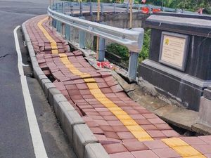 Baru Empat Bulan Diresmikan, Trotoar Jembatan Titi Sudamala Nyaris Jebol Baru Empat Bulan Diresmikan, Trotoar Jembatan Titi Sudamala Nyaris Jebol