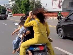 Aksi Emak-emak Bonceng 7 Tanpa Helm yang Bikin Heboh di Palembang Aksi Emak-emak Bonceng 7 Tanpa Helm yang Bikin Heboh di Palembang