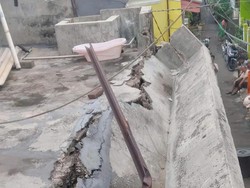 Dak Rumah Nyaris Ambrol, Warga di Jaktim Panggil Damkar Minta Bantu Bongkar