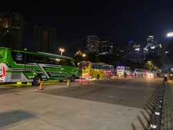 Massa Harlah Muslimat NU Berdatangan, Antrean Bus Mengular di GBK Malam Ini
