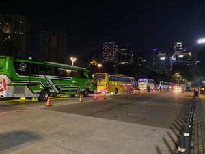 Massa Harlah Muslimat NU Berdatangan, Antrean Bus Mengular di GBK Malam Ini Massa Harlah Muslimat NU Berdatangan, Antrean Bus Mengular di GBK Malam Ini