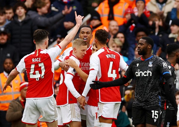 Soccer Football - Premier League - Arsenal v Crystal Palace - Emirates Stadium, London, Britain - January 20, 2024 Arsenals Gabriel celebrates their second goal with teammates as Crystal Palaces Jeffrey Schlupp reacts REUTERS/Hannah Mckay NO USE WITH UNAUTHORIZED AUDIO, VIDEO, DATA, FIXTURE LISTS, CLUB/LEAGUE LOGOS OR LIVE SERVICES. ONLINE IN-MATCH USE LIMITED TO 45 IMAGES, NO VIDEO EMULATION. NO USE IN BETTING, GAMES OR SINGLE CLUB/LEAGUE/PLAYER PUBLICATIONS.