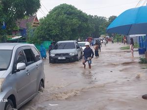 Jalan Poros Sarroanging Jeneponto Terendam Banjir gegara Sungai Meluap