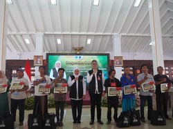 Didukung bankjatim, Khofifah Bagikan Bansos di Pasuruan