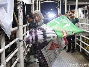 Bawaslu Tertibkan APK Langgar Aturan di Salemba