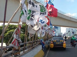 Polisi Temukan 18 Bendera Parpol Rawan Bikin Celaka di Flyover Jaksel Ini