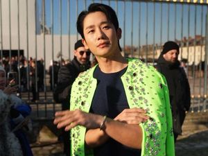 Jung Hae In Tampil Mencolok di Paris Fashion Week, Disebut Bak Lightstick Jung Hae In Tampil Mencolok di Paris Fashion Week, Disebut Bak Lightstick