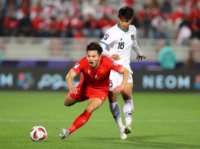 Soccer Football - AFC Asian Cup - Group D - Vietnam v Indonesia - Abdullah bin Khalifa Stadium, Doha, Qatar - January 19, 2024 Vietnams Thanh Binh Nguyen in action with Indonesias Hokky Caraka REUTERS/Ibraheem Al Omari
