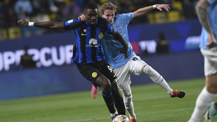 Inter Milans Marcus Thuram, left, fights for the ball with Lazios Nicolo Rovella during the Italian Super Cup semi-final soccer match between Lazio and Inter Milan at Al Awwal Park Stadium in Riyadh, Saudi Arabia, Friday, Jan. 19, 2024. (AP Photo)