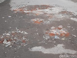 Jalan Pasar Pringgan Berlubang, Warga Timbun Sampai Berkali-kali