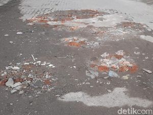 Jalan Pasar Pringgan Berlubang, Warga Timbun Sampai Berkali-kali Jalan Pasar Pringgan Berlubang, Warga Timbun Sampai Berkali-kali