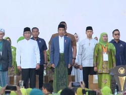 Jokowi Pakai Sarung Saat Hadiri Harlah ke-78 Muslimat NU di GBK