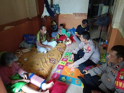 Kapolsek Mampang Prapatan Jenguk Kakek-Nenek Korban Bendera Parpol Roboh