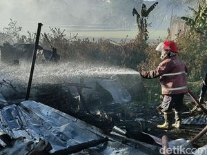 Enam Kios di Cianjur Hangus Terbakar