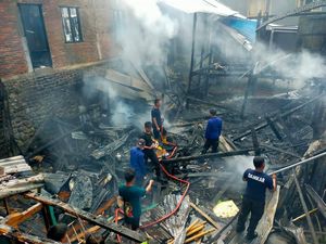 3 Rumah di Kayangan Soppeng Terbakar Saat Ditinggal Pemilik ke Pesta Nikahan 3 Rumah di Kayangan Soppeng Terbakar Saat Ditinggal Pemilik ke Pesta Nikahan
