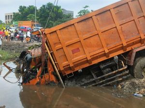 Sopir Dump Truk di Pekanbaru Tewas Usai Masuk Parit Akibat Hindari Trado