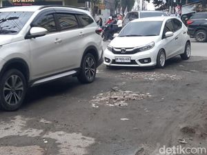 Jalan Karantina Rusak Parah-Licin Imbas Proyek Drainase Pemkot Medan Jalan Karantina Rusak Parah-Licin Imbas Proyek Drainase Pemkot Medan